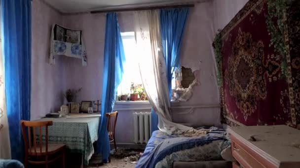 Rus Birliklerinin Ateşlediği Bir Bombayla Yıkılmış Bir Evin Yatak Odası — Stok video
