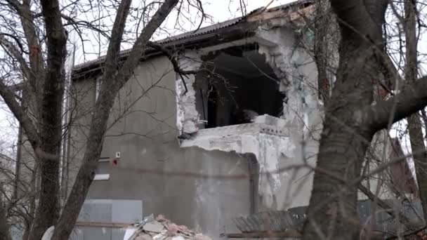Απευθείας Χτύπημα Από Ρωσικό Κέλυφος Χαμηλό Κτίριο Πόλεμος Στην Ουκρανία — Αρχείο Βίντεο