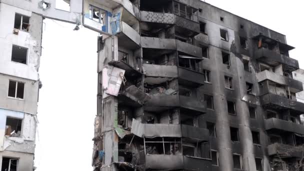 Felgyújtották Többemeletes Épületet Egy Orosz Héj Miatt Háború Ukrajnában — Stock videók