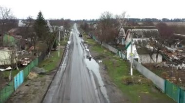Andriivka Köyü ana caddesi, Nisan 2022 Rus istilasından sonra 4K 'lık yüksek kalite insansız hava aracı görüntüsü