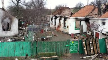 Rus istilasından sonra Nisan 2022 'de Andriivka köyü cephane kutuları yüksek kalite 4K insansız hava aracı.