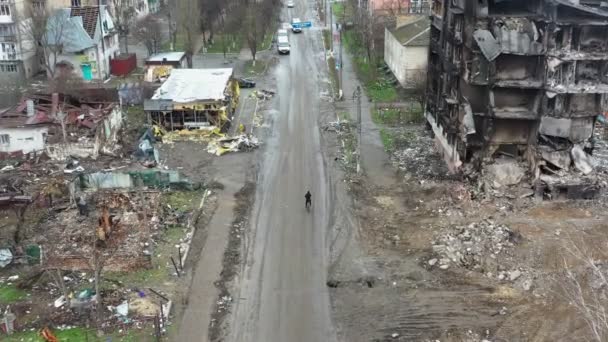 Borodyanka Ciclospedista Montando Rua Central Destruída 2022 Abril Após Invasão — Vídeo de Stock