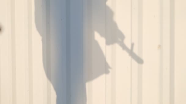 Українська Армія Гвинтівка Калашникова Близько Ствола Тінь Кадри Високої Якості — стокове відео