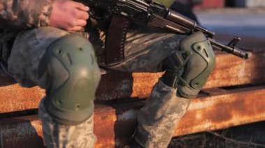 Ukrayna ordusu, Kalaşnikof tüfeği, namluya yakın çekim, gölge. Yüksek kalite 4k görüntü