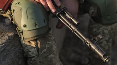 Ukrayna ordusu, Kalaşnikof tüfeği, namluya yakın çekim. Yüksek kalite 4k görüntü