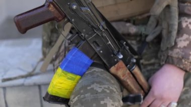 Ukrayna ordusu, Kalaşnikof tüfeği, namluya yakın çekim. Yüksek kalite 4k görüntü