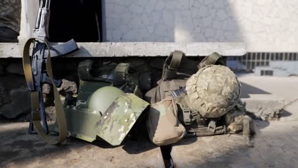 ウクライナの弾薬が地面に横たわっていた 高品質4K映像 — ストック動画