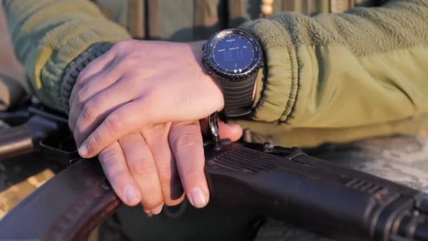 Esercito Ucraino Fucile Kalashnikov Primo Piano Della Canna Filmati Alta — Video Stock