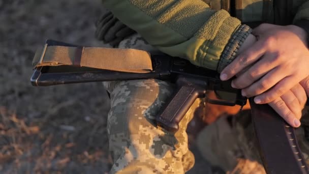 Українська Армія Гвинтівка Калашникова Близько Ствола Кадри Високої Якості — стокове відео