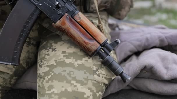 Ukraińska Armia Karabin Kałasznikowa Zbliżenie Lufy Wysokiej Jakości Materiał — Wideo stockowe