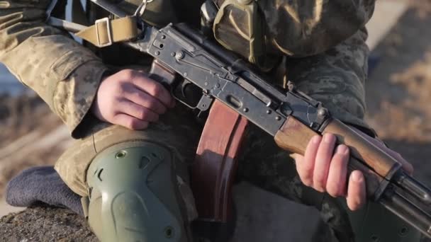 Oekraïense Leger Kalashnikov Geweer Close Van Het Vat Schaduw Hoge — Stockvideo