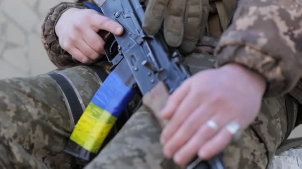 Ukrayna Ordusu Kalaşnikof Tüfeği Namluya Yakın Çekim Yüksek Kalite Görüntü — Stok video