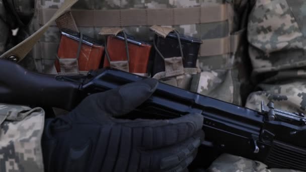 Oekraïense Leger Kalashnikov Geweer Handen Met Handschoenen Close Materiaal Van — Stockvideo