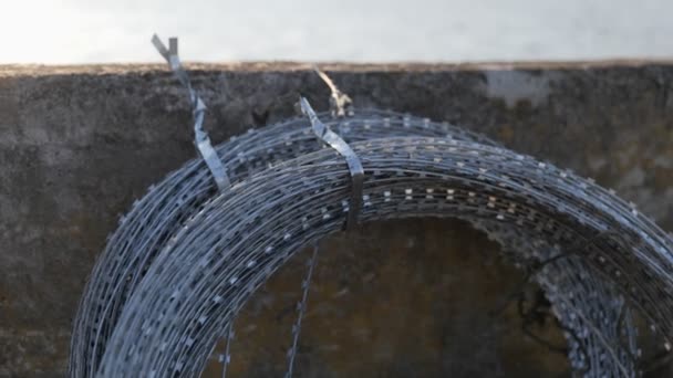 混凝土墙上有铁丝网 高质量的4K镜头 — 图库视频影像