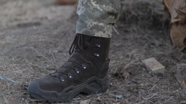軍のブーツが一箇所に立っている 高品質4K映像 — ストック動画