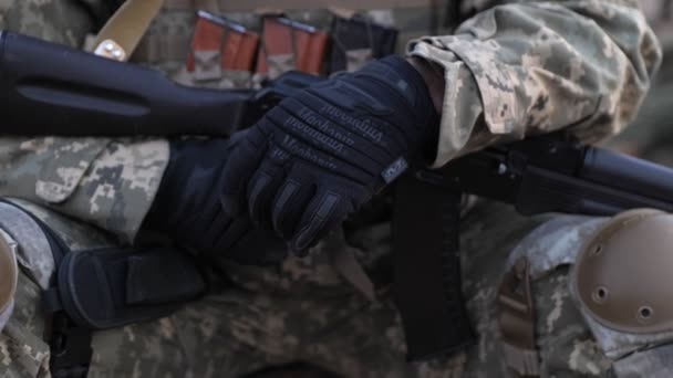 Oekraïense Leger Kalashnikov Geweer Handen Met Handschoenen Close Materiaal Van — Stockvideo