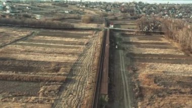 Gün batımı güzelken insansız hava aracı rayların üzerinde uçuyor. Yazın gün doğumunda banliyö demiryolu. Batan güneşin güneş ışınları demiryolu raylarından güzel bir şekilde yansıtılır. Seyahat kavramı