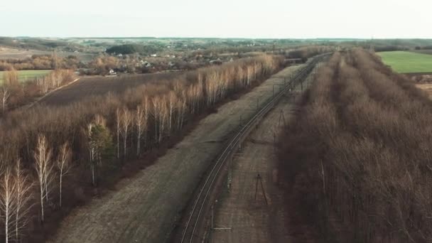Drone Voando Para Frente Sobre Trilhos Ferroviários Enquanto Belo Pôr — Vídeo de Stock