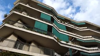Barcelona, İspanya 'daki eski apartman bloklarının yanında yeni bir ticari bina inşaatı. Yüksek kalite 4k görüntü