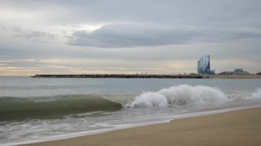 Bulutlu havada İspanya 'nın engin denizlerinde yelken açmanın güzelliği. Kamera, yukarıdaki bulutlu gökyüzünü yansıtarak, parıldayan suların üzerinde döner. Sönük renkler dinginlik yaratır ve