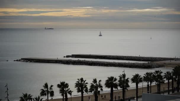 Ampio Scatto Cattura Incantevole Spiaggia Barcellona Una Serata Nuvolosa Litorale — Video Stock