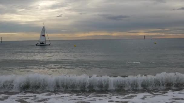 Purjehdus Seikkailu Espanjan Valtavalla Merellä Keskellä Pilvistä Säätä Jahti Liukuu — kuvapankkivideo