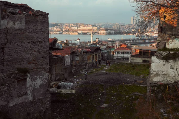 Istanbuls Abandoned Neighborhood Comes View Revealing Haunting Scene Dilapidated Weathered — Stock Photo, Image