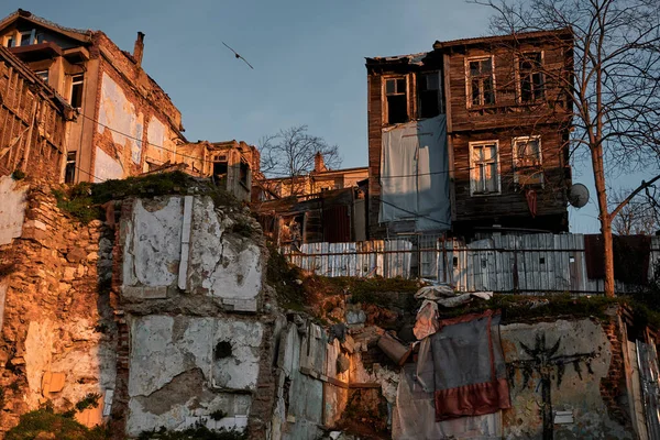 Terk edilmiş İstanbullar, harap olmuş ve yıpranmış evlerin yaşandığı bir sahneyi gözler önüne seriyor. İstanbul, eski, köhne evleri ve deniz kıyısında terk edilmiş bir mahalle.