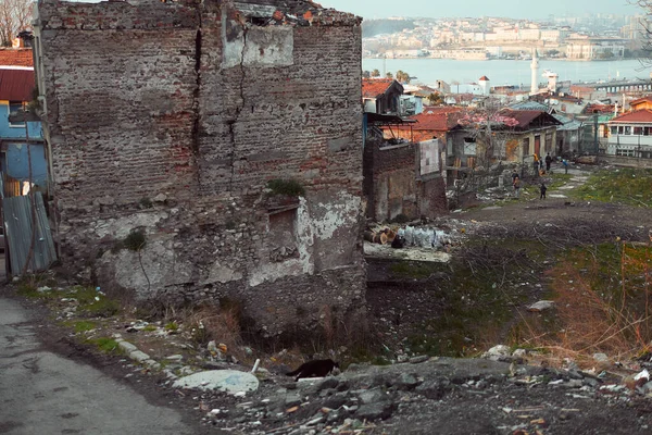 Terk edilmiş İstanbullar, harap olmuş ve yıpranmış evlerin yaşandığı bir sahneyi gözler önüne seriyor. İstanbul, eski, köhne evleri ve deniz kıyısında terk edilmiş bir mahalle.