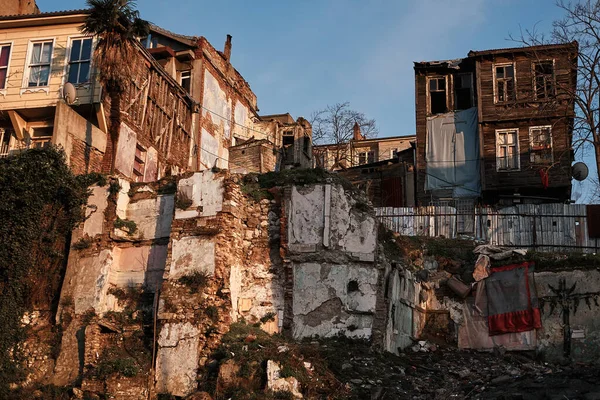 Terk edilmiş İstanbullar, harap olmuş ve yıpranmış evlerin yaşandığı bir sahneyi gözler önüne seriyor. İstanbul, eski, köhne evleri ve deniz kıyısında terk edilmiş bir mahalle.