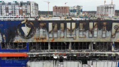 2022 baharında Bucha, Kyiv Oblastı, Ukrayna 'da bombardıman sonrası. Üzerinde 