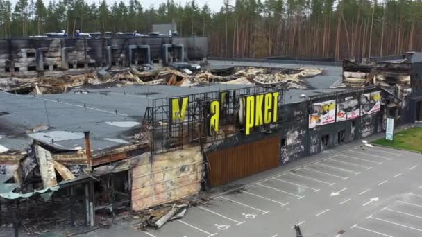 Ostřelování Bucha Kyjevská Oblast Ukrajina Jaře Roku2022 Ukazuje Vyhořelý Obchoďák — Stock video