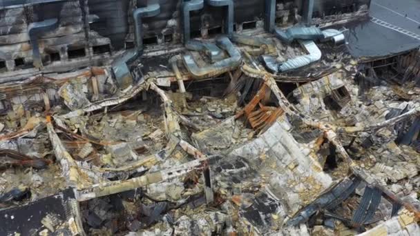 2022年春乌克兰基辅州布查炮击的后遗症 它展示了一个被烧毁的购物中心 Megamarket 的标志 购物商场 部分可见 场景描绘了灾难性的景象 — 图库视频影像