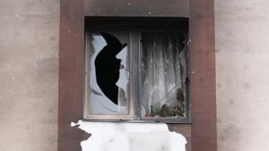 Hava saldırısından sonra yıkılan modern ev. Ukrayna 'da savaş. Felaket. Mermilerden duvarlarda delikler var. Felaket. Havadan. Gostomel şehri. Yüksek kalite 4k görüntü