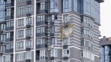 Hava saldırısından sonra yıkılan modern ev. Ukrayna 'da savaş. Felaket. Mermilerden duvarlarda delikler var. Felaket. Havadan. Gostomel şehri. - Evet. Yüksek kalite 4k görüntü