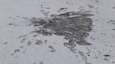 Ukrayna 'da savaş. Asfaltta bir mermi patlaması krateri. Yüksek kalite 4k görüntü