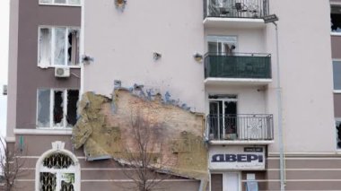 Hava saldırısından sonra yıkılan modern ev. Ukrayna 'da savaş. Felaket. Mermilerden duvarlarda delikler var. Felaket. Havadan. Gostomel şehri. - Evet. Yüksek kalite 4k görüntü