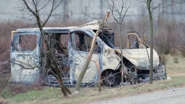 乌克兰战争的后果摧毁了Bucha地区Irpin的汽车 高质量的4K镜头 — 图库视频影像