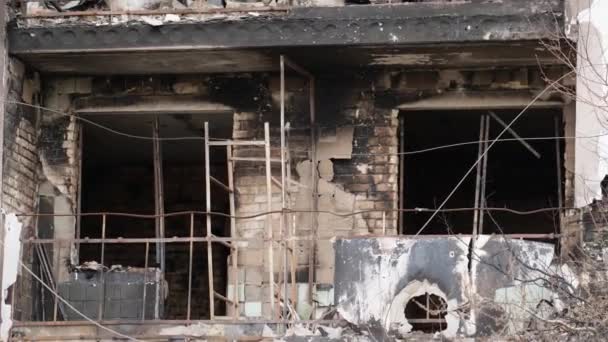 空襲後に住宅の近代的な家を破壊した ウクライナでの戦争 大惨事だ シェルから壁に穴 大惨事だ 空中だ ゴストメル市 そうだ 高品質4K映像 — ストック動画