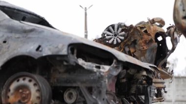 Ukrayna 'daki savaşın sonuçları, Bucha, Irpin' deki arabaları tahrip etti. Yüksek kalite 4k görüntü