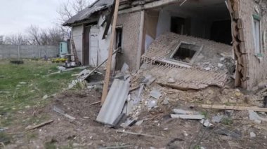 Savaşın yıkıcı sonuçları, Ukrayna 'da bombalı saldırılardan sonra yıkılan bir evi resmeden bu resimde yer alıyor. Bir zamanlar sağlam olan yapı şimdi harabelerde yatıyor, kasvetli bir hatırlatma.