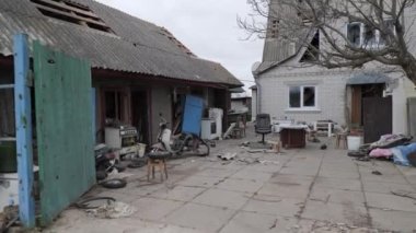 Savaşın yıkıcı sonuçları, Ukrayna 'da bombalı saldırılardan sonra yıkılan bir evi resmeden bu resimde yer alıyor. Bir zamanlar sağlam olan yapı şimdi harabelerde yatıyor, kasvetli bir hatırlatma.