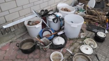 Ukrayna 'daki bir saldırının ardından ortaya çıkan sert bir tasvirde, dağınık vazolar, tavalar ve kovalardan oluşan bir karmaşa sergileniyor. Gündelik yaşam için bir zamanlar gerekli olan eşyalar şimdi...