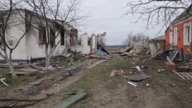 Savaşın yıkıcı sonuçları, Ukrayna 'da bombalı saldırılardan sonra yıkılan bir evi resmeden bu resimde yer alıyor. Bir zamanlar sağlam olan yapı şimdi harabelerde yatıyor, kasvetli bir hatırlatma.