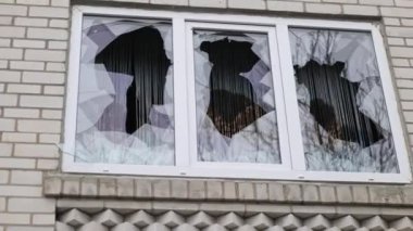 Hava saldırısından sonra yıkılan modern ev. Ukrayna 'da savaş. Felaket. Mermilerden duvarlarda delikler var. Felaket. Havadan. Gostomel şehri. - Evet. Yüksek kalite 4k görüntü