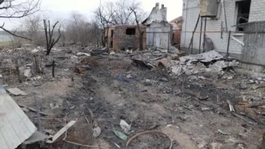 Savaşın yıkıcı sonuçları, Ukrayna 'da bombalı saldırılardan sonra yıkılan bir evi resmeden bu resimde yer alıyor. Bir zamanlar sağlam olan yapı şimdi harabelerde yatıyor, kasvetli bir hatırlatma.