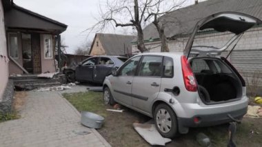 Ukrayna 'daki savaşın sonuçları, Bucha, Irpin' deki arabaları tahrip etti. Yüksek kalite 4k görüntü