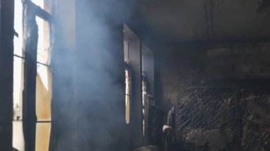Ukrayna 'daki savaşın korkunç gerçekliği bu üzücü görüntülerde bir bombalı saldırının sonrasını gösteriyor. Alevlerle kaplanmış bir ev sahneye hükmediyor, dumanı gökyüzüne taşıyor.