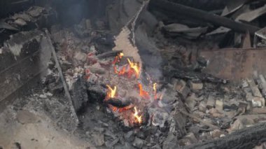 Ukrayna 'daki savaşın korkunç gerçekliği bu üzücü görüntülerde bir bombalı saldırının sonrasını gösteriyor. Alevlerle kaplanmış bir ev sahneye hükmediyor, dumanı gökyüzüne taşıyor.