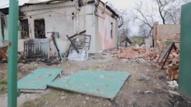 Savaşın yıkıcı sonuçları, Ukrayna 'da bombalı saldırılardan sonra yıkılan bir evi resmeden bu resimde yer alıyor. Bir zamanlar sağlam olan yapı şimdi harabelerde yatıyor, kasvetli bir hatırlatma.